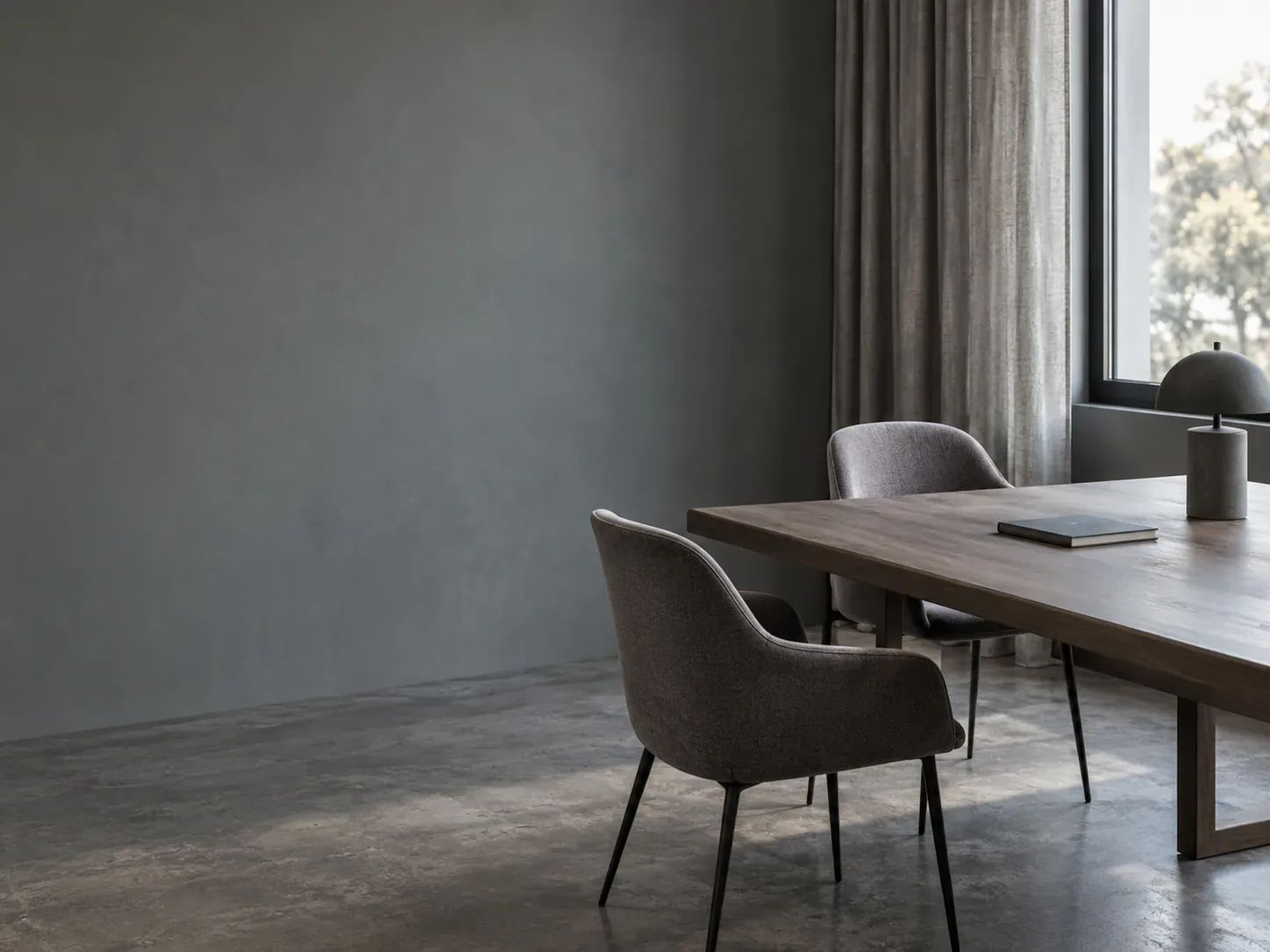 Table d’entretien vide avec une lampe et un carnet fermé.